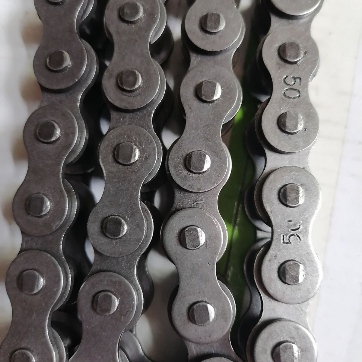 Manufacturer Customizes and Processes Motorcycle Chains 420/428/428H/520/520H/530 in Gold Electroplating and Natural Color