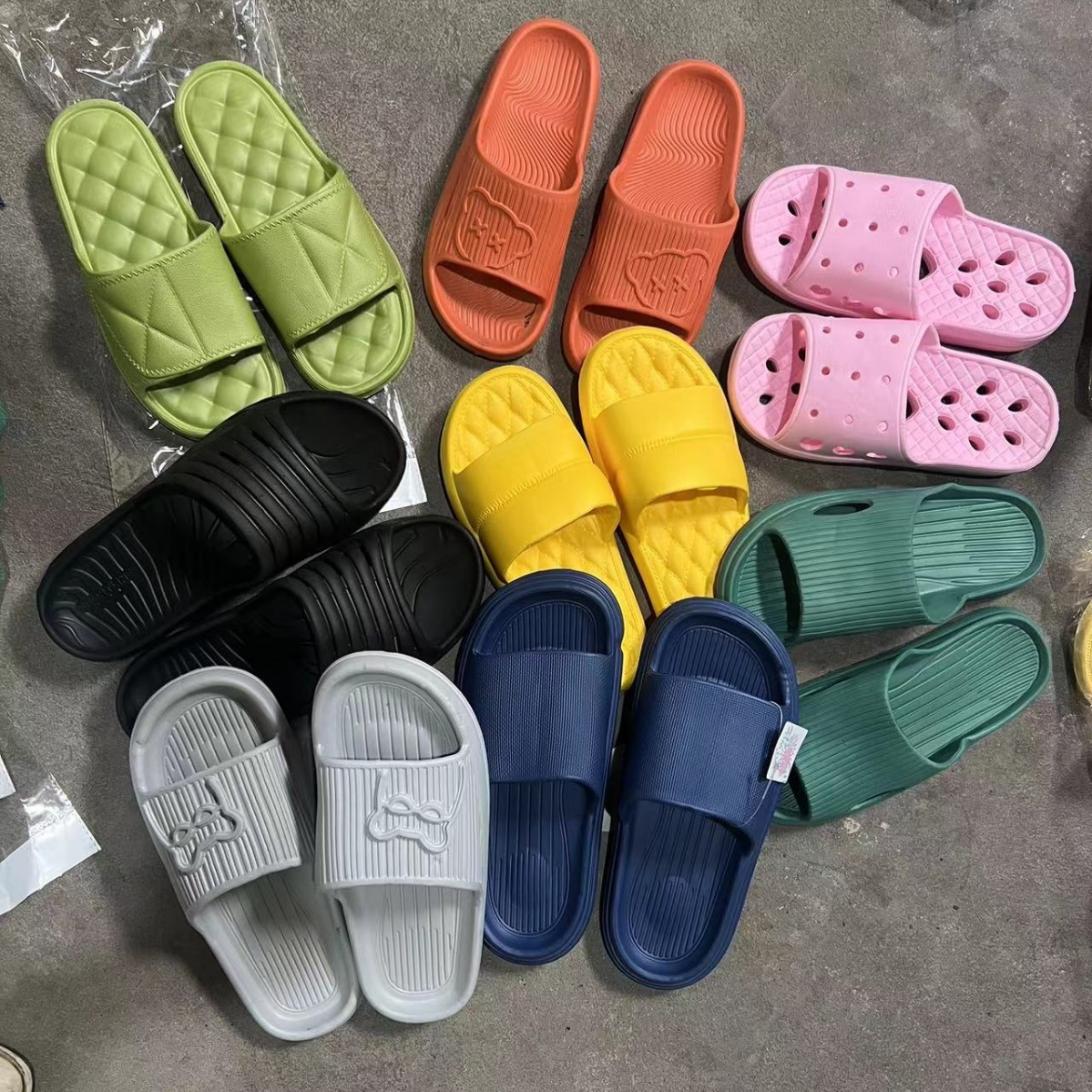 Stall supply rubber miscellaneous household slippers thickened soft bottom lovers slippers various styles of slippers night market shoes