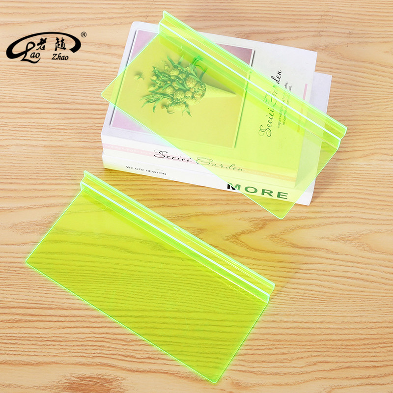 Прямой кронштейн для обуви в магазине одежды