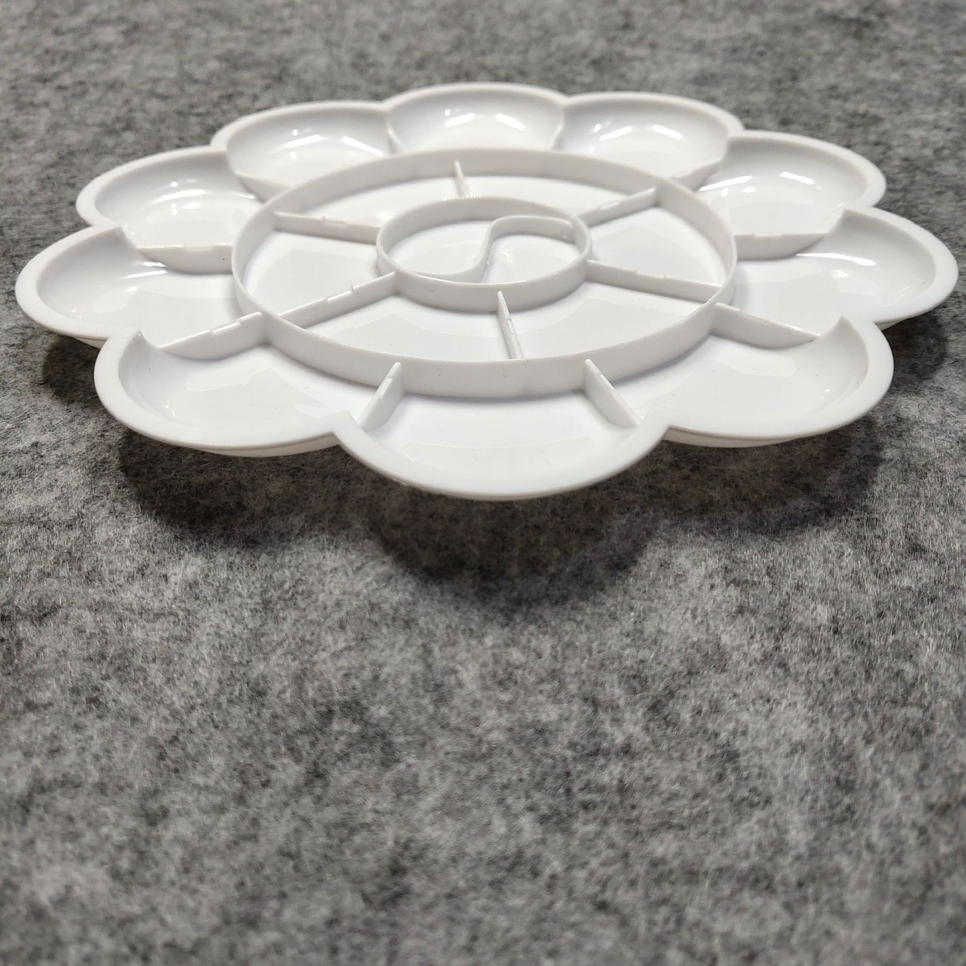 Plastic porcelain-like round palette plum blossom paint plate large, medium and small Chinese painting ink plate watercolor gouache acrylic water dish