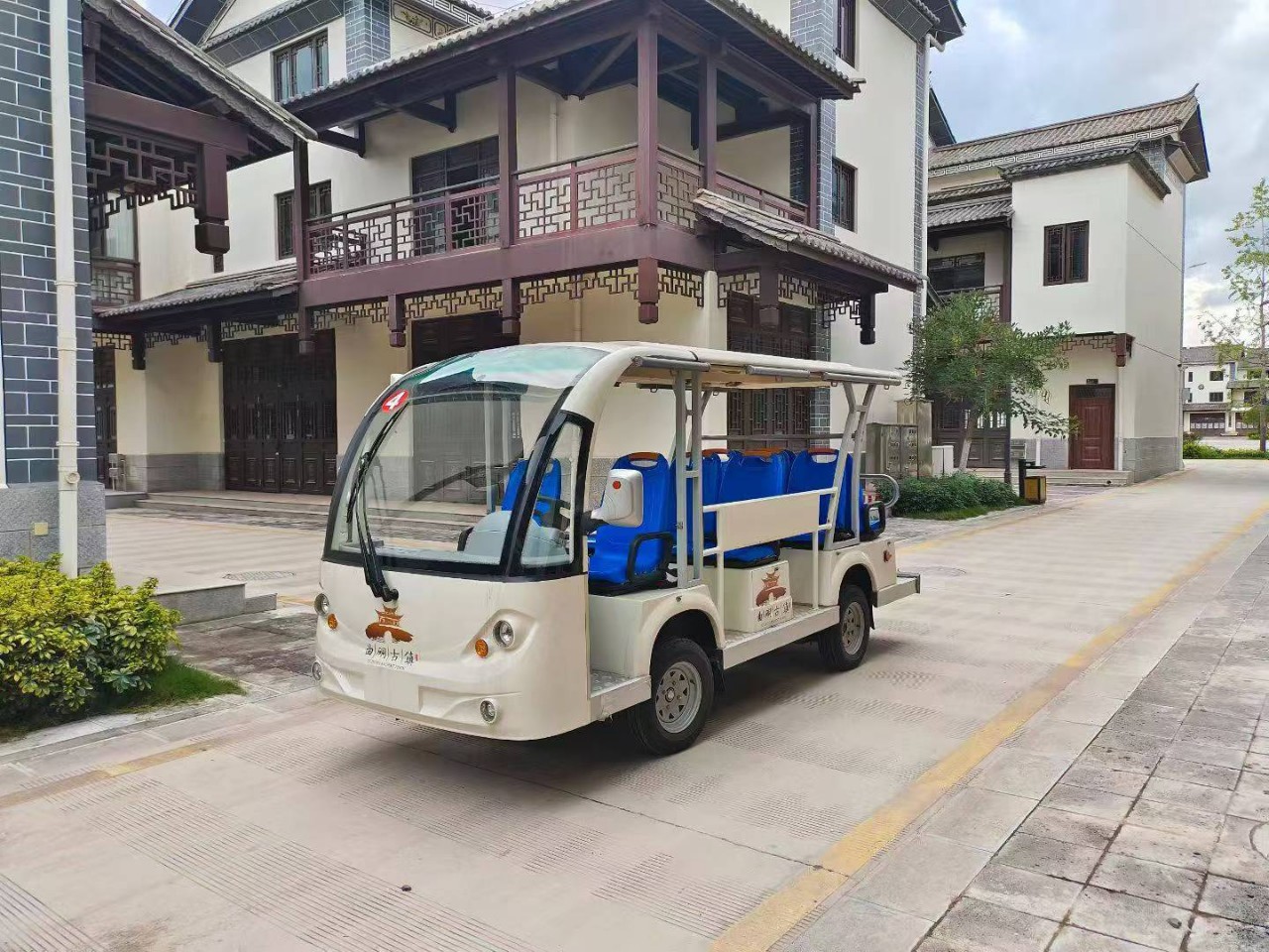Yunnan Convertible Sightseeing Car Fourteen Seats Without Doors Scenic Spot Sightseeing Electric Car