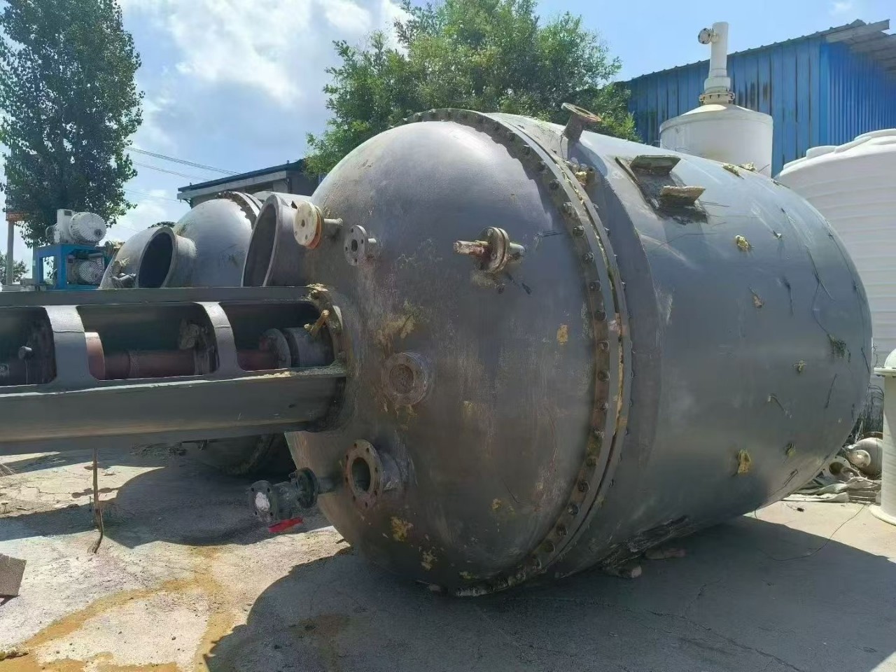 Титановые реакторы объемом 5 и 10 кубических метров, 6 единиц прибыли. Если нужно, пожалуйста, свяжитесь со мной