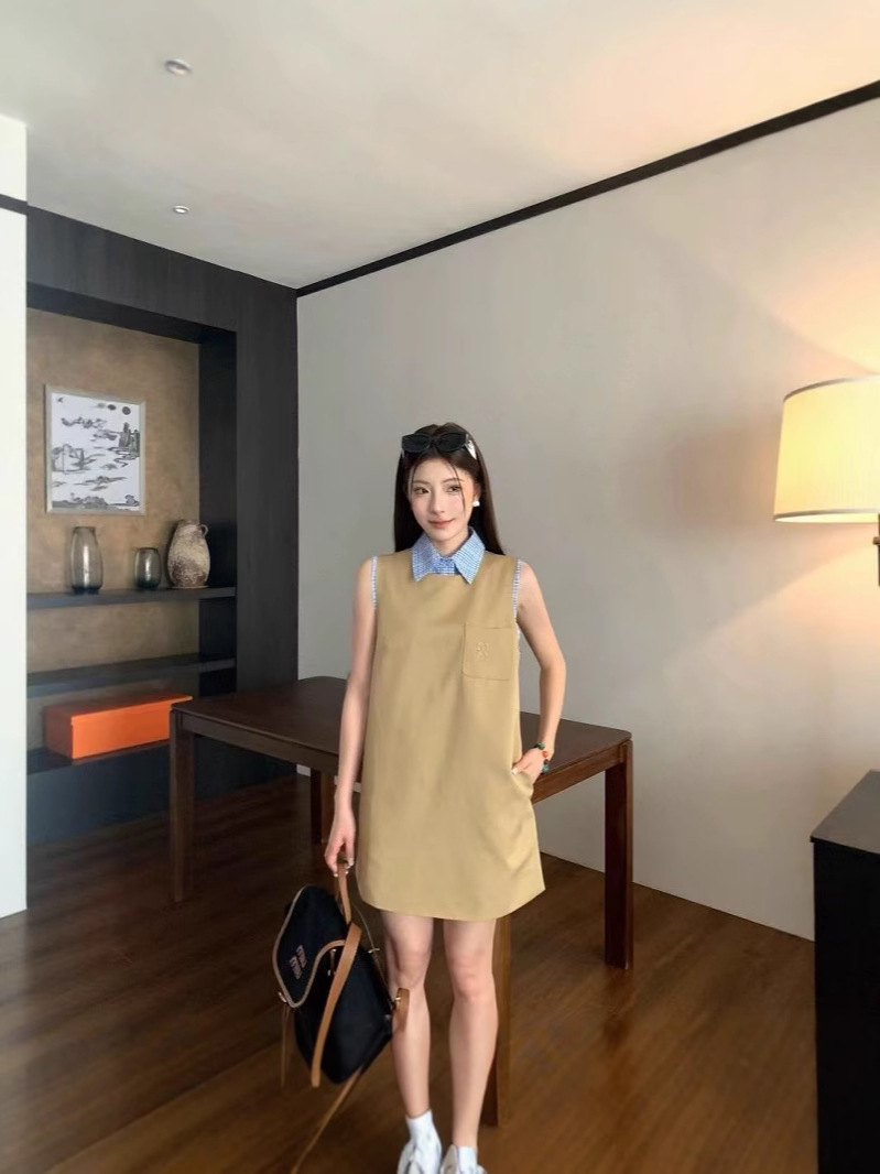 25 Early Spring New Nanyou Miu Retro Literary Patch Embroidered Letters Spliced Plaid Lapel Sleeveless Dress