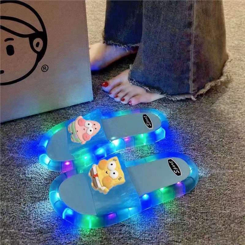Модные светящиеся шлепанцы для женщин, стиль уличной моды, мультяшные мягкие сандалии с ночным светом, новый летний стиль