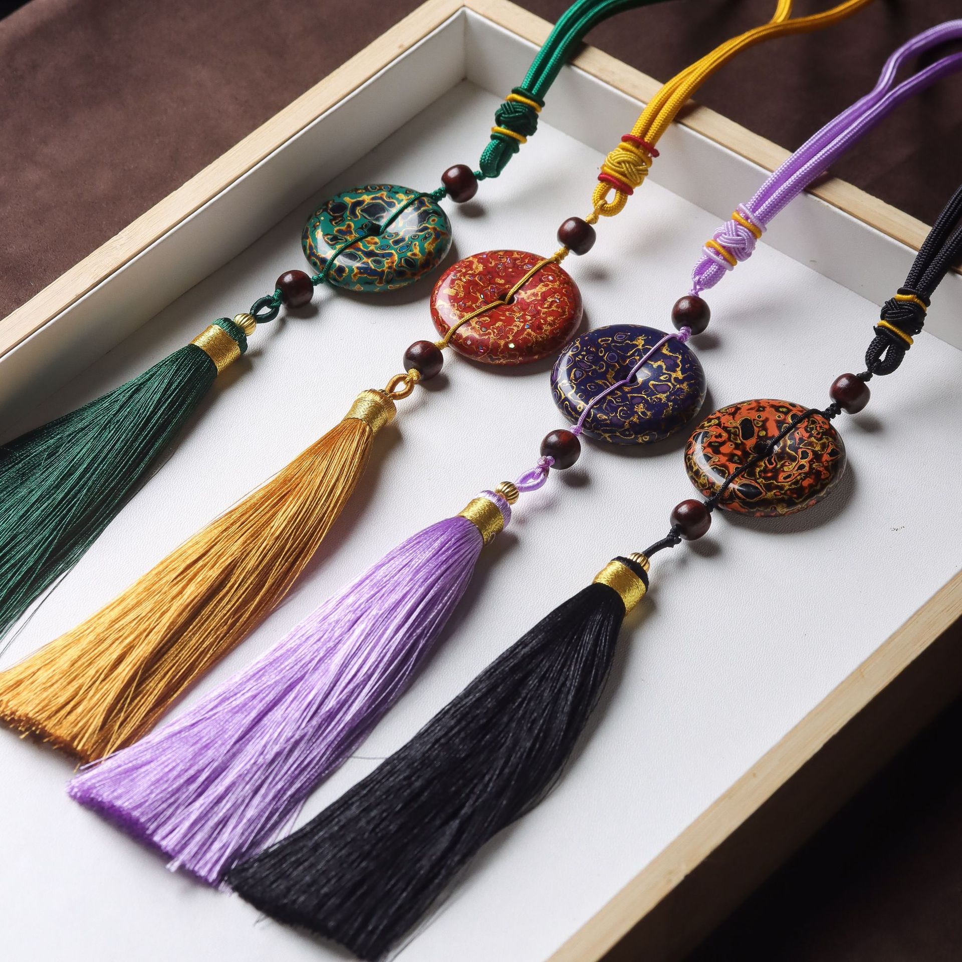 Оптовая продажа лакированной безопасной пряжки для автомобиля с перламутровой отделкой и кисточкой, аксессуары для подвешивания и ручные изделия