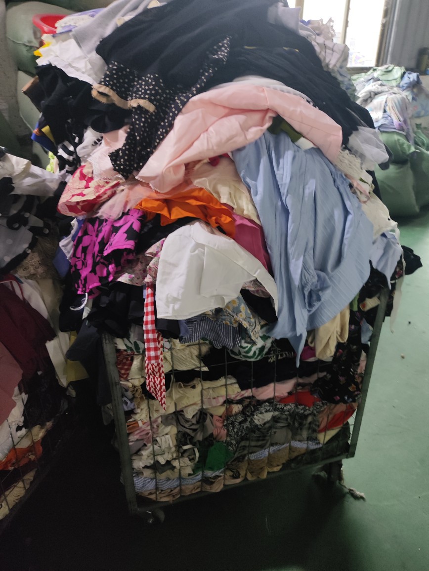 Fashion Cotton Tops Sold by the Pound, Second-Hand Clothes, Old Export to Africa and Southeast Asia, Live Supply Usedclothing