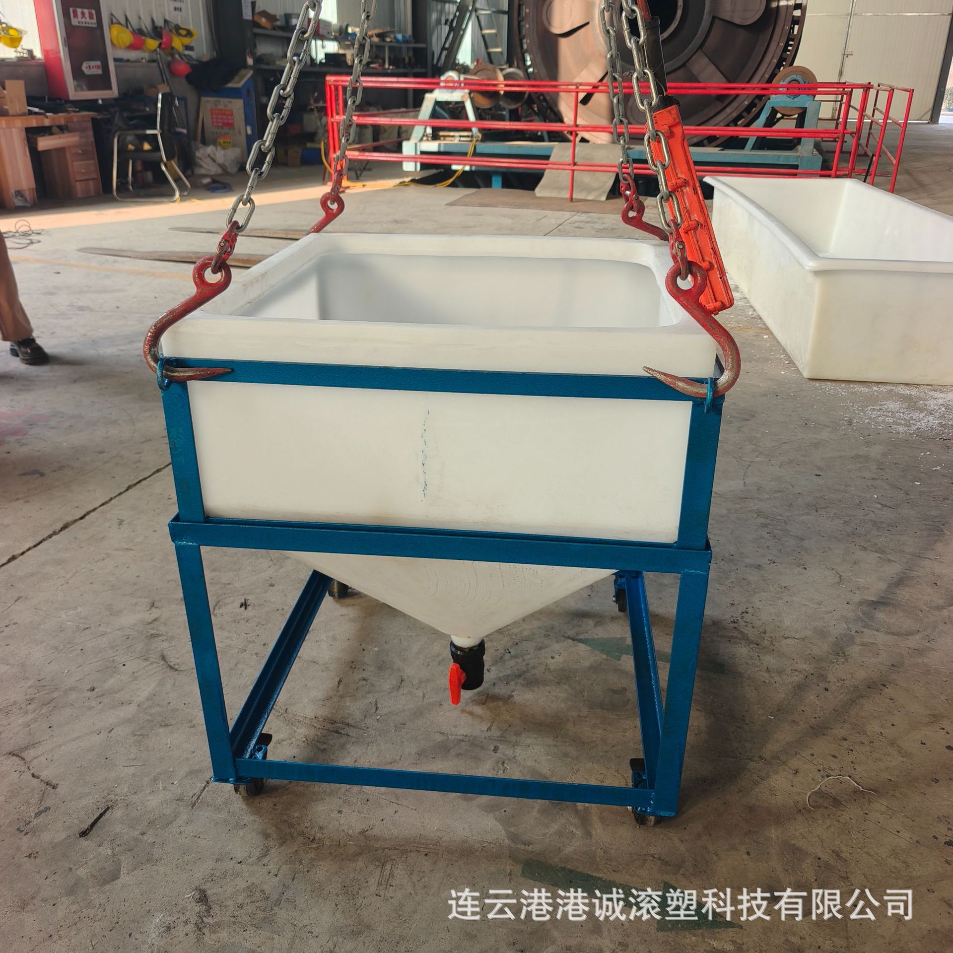 Quartz Sand Acid Washing Hopper Plastic Material One-Time Molding 245L Square Material Truck Hopper with Wheels