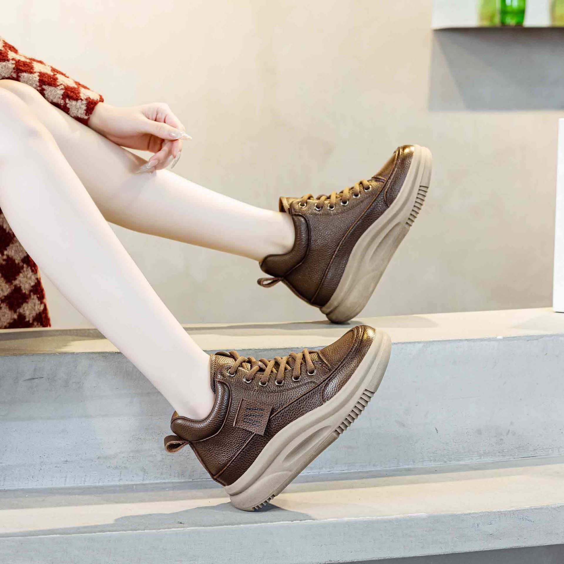 Обувь для женщин из первого слоя коровьей кожи, новая зимняя модель 2025 года, бархатные высокие кроссовки, повседневные туфли, спортивные туфли для женщин