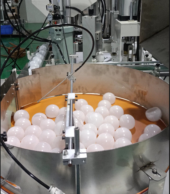 LED bulb automatic assembly machine A bubble shell automatic conveyor automatic LED bulb production line
