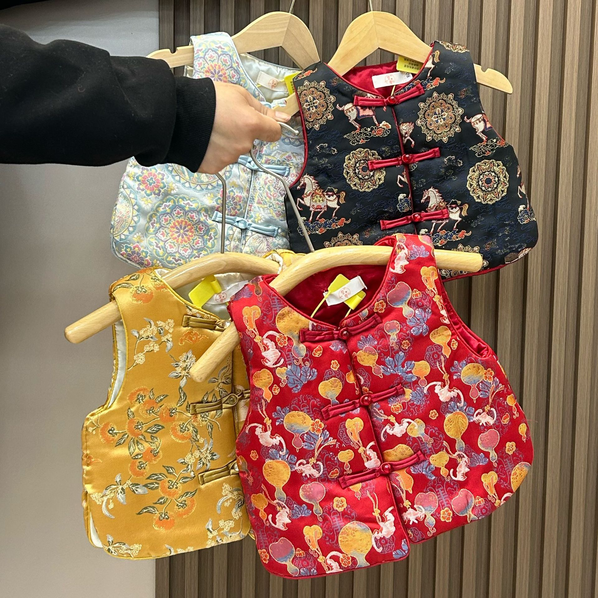 Boys' Hanfu Suit Winter Children's Retro Tang Suit Gold Silk Jacquard Quilted Vest New Year Outfit Warm Jacket