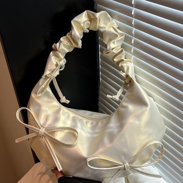 Облачная сумка для женщин, нишевой дизайн, складной плечевой ремень, одноплечная сумка с бантом, новый модель 2025, высококачественная текстура, подмышечная сумка для женщин