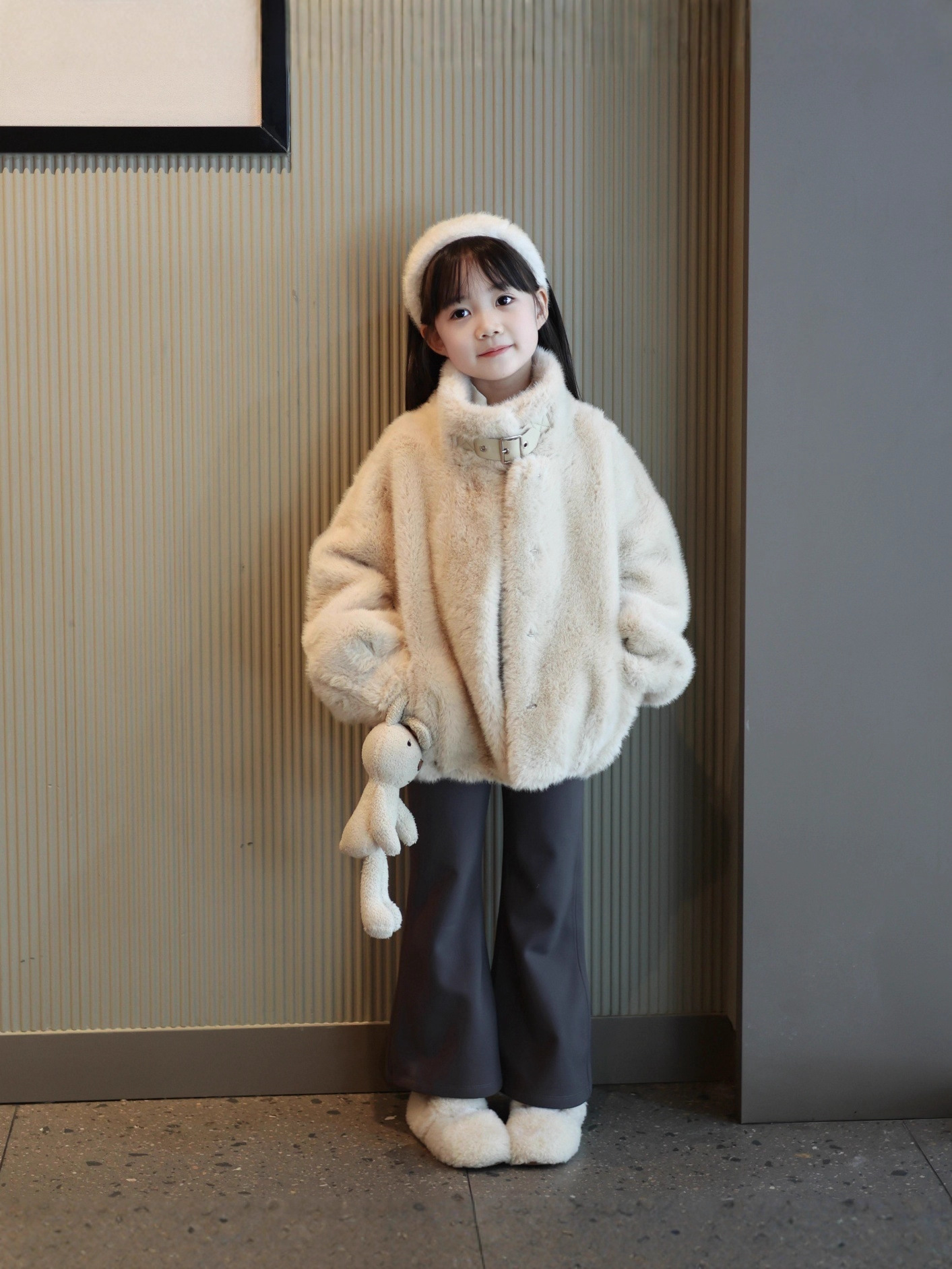 Girls' Fur One-Piece Fur Outwear 2025 New Autumn and Winter Medium and Large Children's Fur Outwear Short Velvet Top