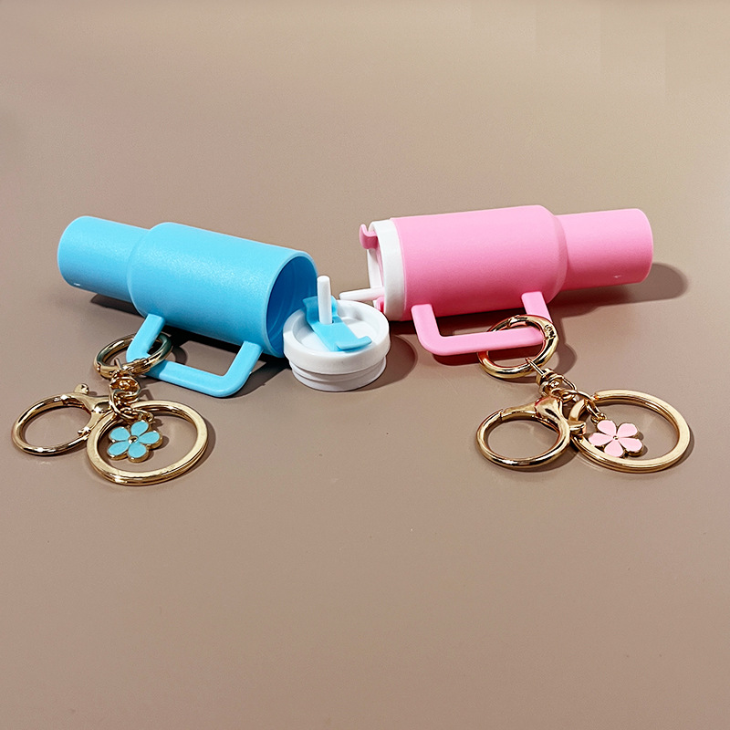 Cross-border new ice cup key chain Stanley Stanley key chain pendant can put lipstick flower pendant