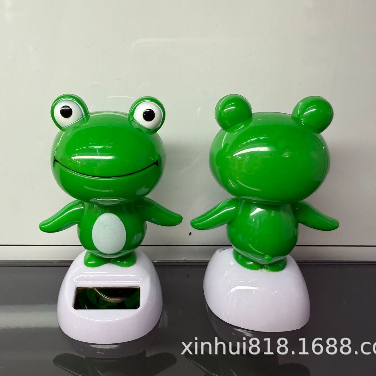 Car Ornaments, Car-Mounted Cross-Border Solar Swing, Internet Celebrity Frog Car Interior Accessories, Decorative Items