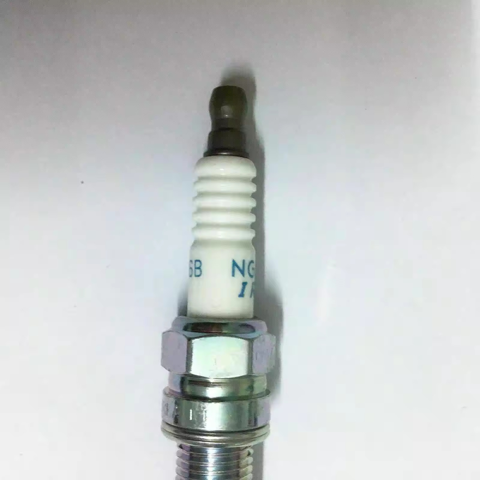41-962 Iridium Spark Plug Suitable for Buick Chevrolet Car Spark Plug Auto Parts