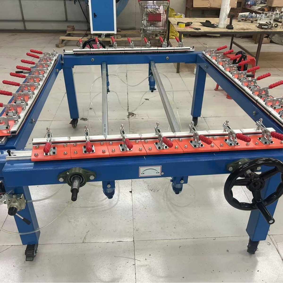 Механическая машина для натяжки экранов Оборудование для шелкографии Цепной привод для натяжки экранов с равномерным натяжением Ручная машина для натяжки экранов