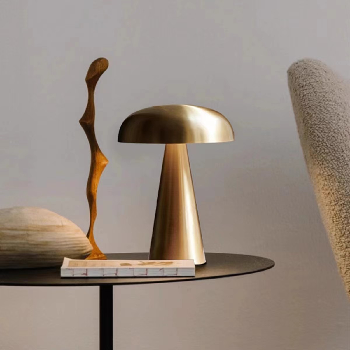 Cross-border explosions Nordic style USB rechargeable metal mushroom table lamp bedside lamp atmosphere lamp bar three-color touch