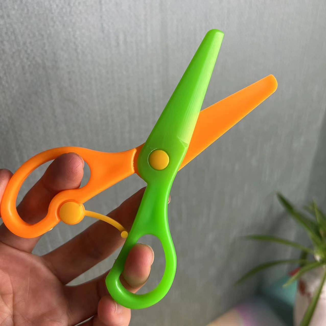 Children's Scissors for Crafts, Elementary School Students' Stationery, Art, Kindergarten Paper Cutting, Safe Plastic Round-Tip Art and Office Scissors