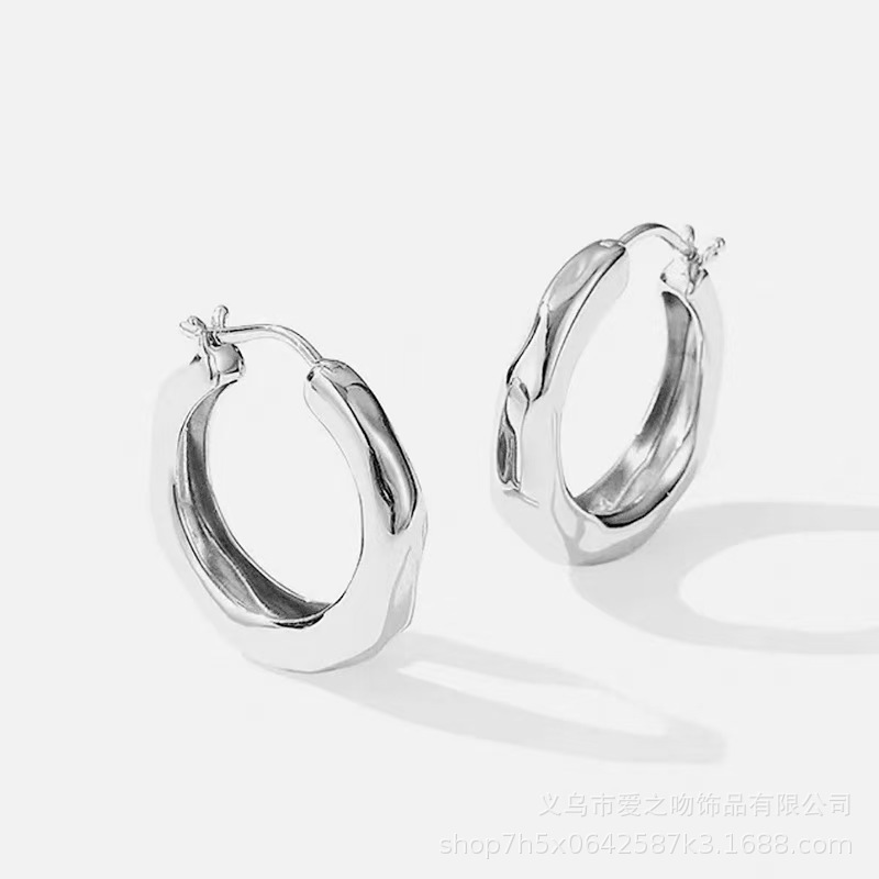 French Minimalist Flowing Hoop Earrings with a High-End Luxury Feel, 2025 New Popular Niche Unique Temperament Plain Hoop Earrings for Women