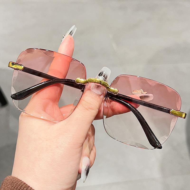 2022 new European and American fashion sunglasses Women's Big face slimming sunglasses frameless trim sunglasses wholesale