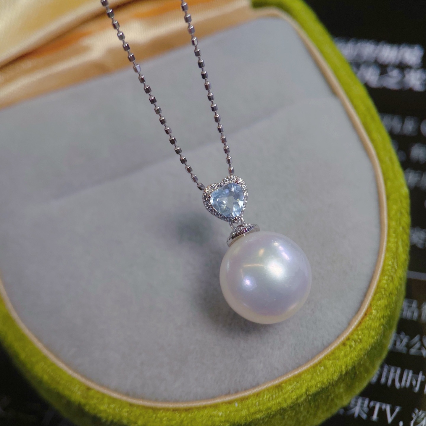 Кулон Pt900 аквамарин 0.22Ct с цирконом, изображение с бусинами 10-11мм без цепочки с бусинами