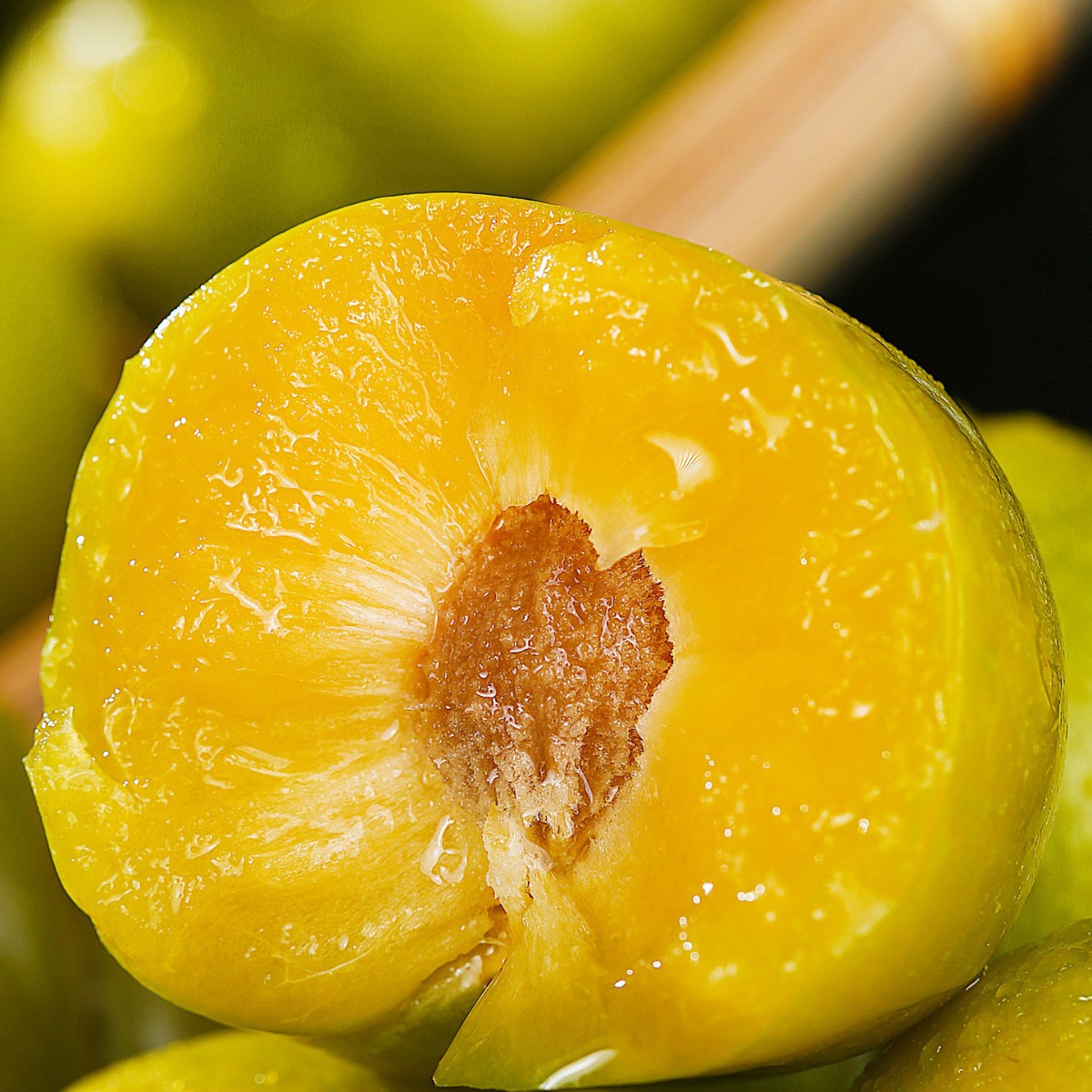 Fresh Hollow-Skinned Wenchuan Plums, Crisp and Boneless, Suitable for Pregnant Women, Available in Large Quantities