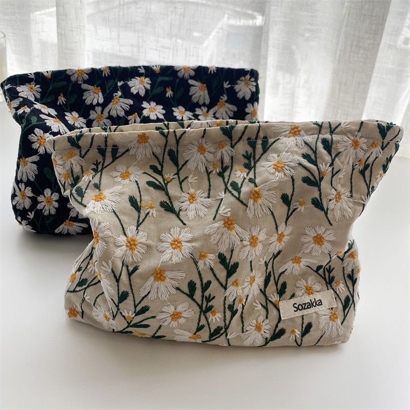 19221 Small Fresh Embroidered Daisy Flower Cosmetic Bag for Women Simple Portable Pencil Bag Large Capacity Japanese Style Artsy