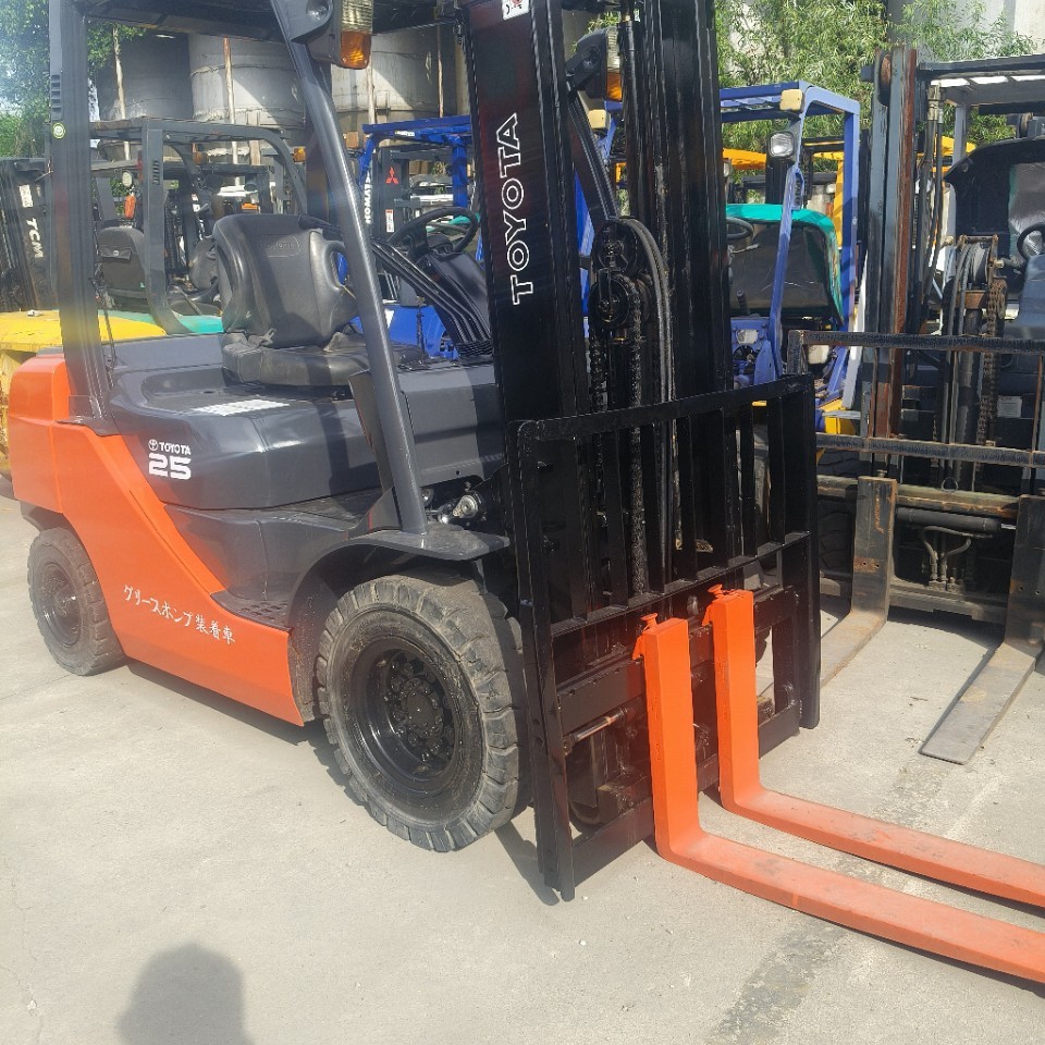 Поставка японских погрузчиков Toyota на 2,5 тонны, погрузчики с дизельным двигателем, экспорт б/у японских погрузчиков