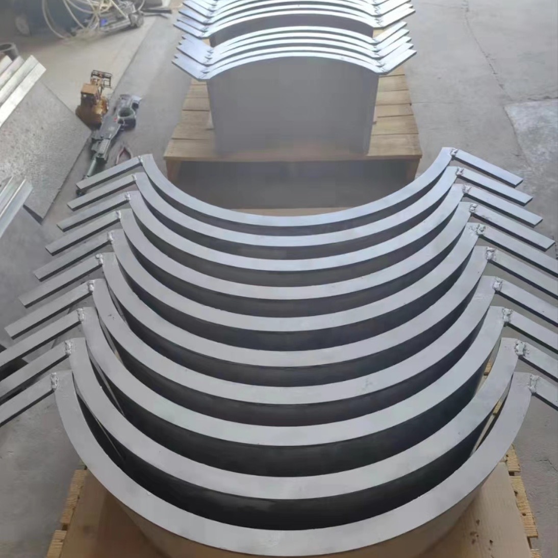 Factory direct crucible furnace aluminum slag plate arc straight plate slag plate thick durable die-casting consumables wholesale