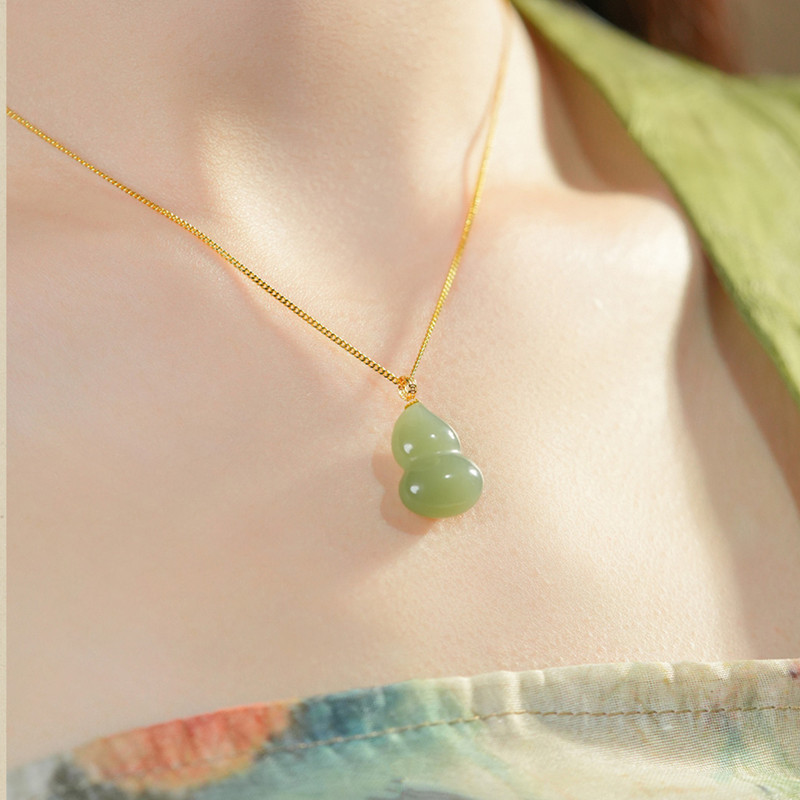 Natural Hetian Jade Clear Water Water Hyacinth Pendant Necklace for Women and Mothers Jade Pendant 18K Gold Inlaid Small Pendant for Men and Women