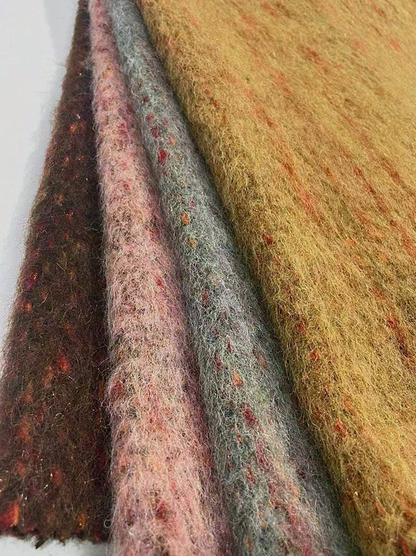 В наличии длинноворсовая ткань с золотой линией, однотонная, для верхней одежды