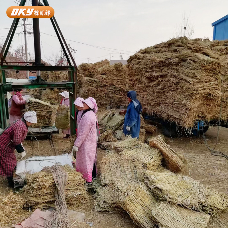 Rice-Woven Flood-Proof Straw Bag Is Easy to Degradable and Environmentally Friendly. Road Anti-Slip Straw Mat. the Straw Bag Is Antifreeze and Anti-Slip Effect