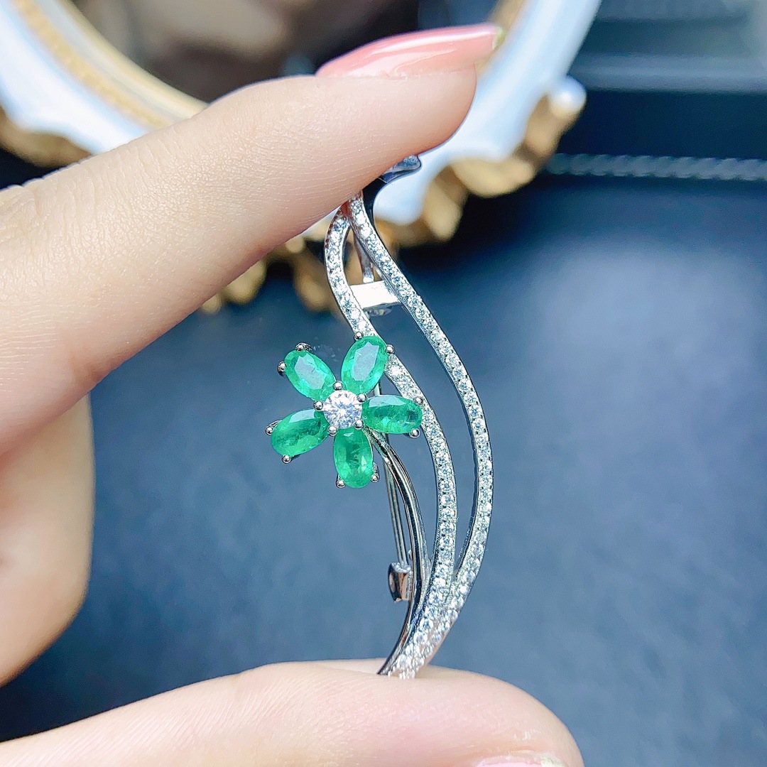 Factory wholesale explosions natural emerald brooch S925 silver inlaid with the main stone 3*5 selling Europe and the United States a generation of hair