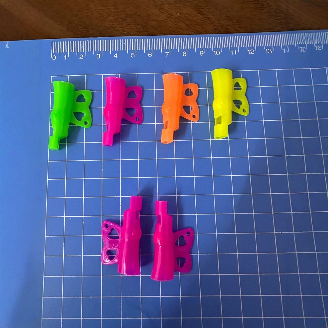 Оптовая продажа пластиковых игрушек для детей свисток-бабочка мини маленькая игрушка модель свистка для школьных ярмарок