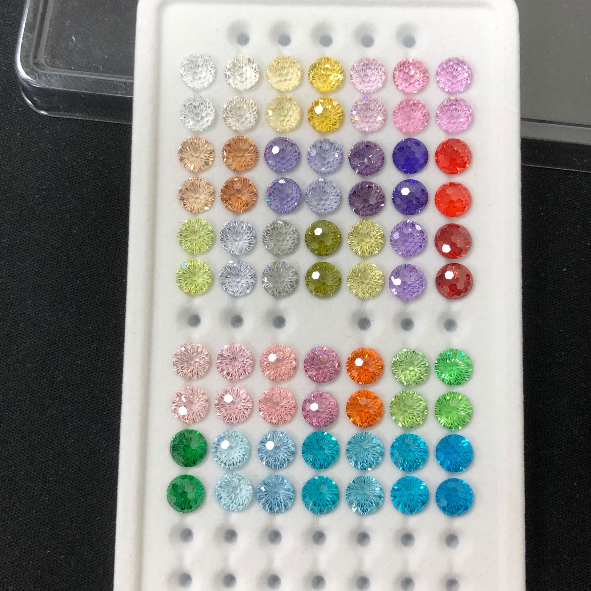 Популярные серьги-гвоздики с цирконами 6 мм огранки Фейерверк основной камень циркон (свободный камень)