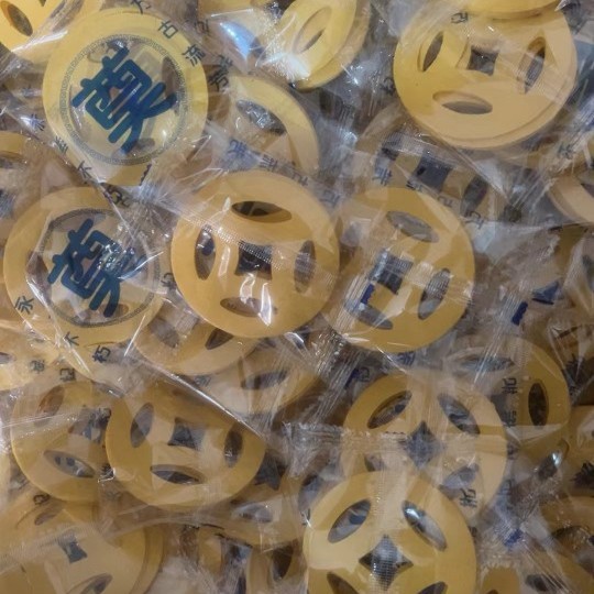 Желтые дорожные деньги, разбрасываемые дорожные деньги, круглые бумажные деньги с пятью отверстиями, желтая и белая сжигаемая бумага, дорожные деньги для открытия дороги к могиле, мемориальная бумага