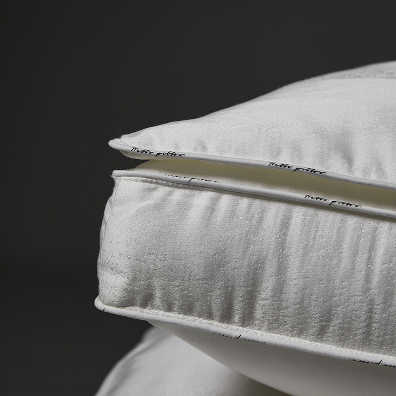 Summer Class a Refreshing Double-Layer Silk Pillow with 100% Mulberry Silk on the Upper Layer, Fluffy and Soft, Fits the Cervical Spine Curve