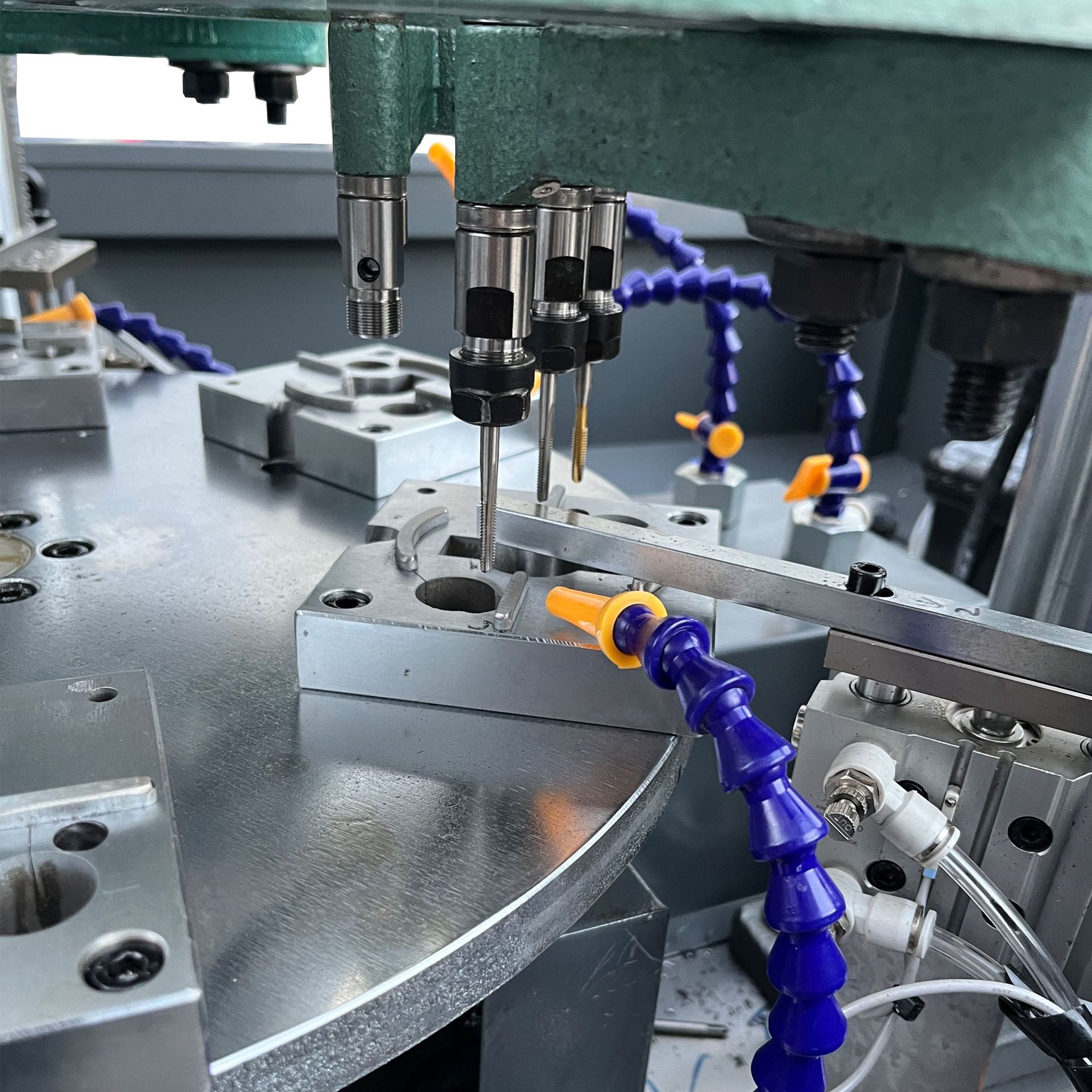 Полностью автоматическая высокоточная машина для нарезки резьбы, машина для сверления и нарезки резьбы, ЧПУ машина для сверления и нарезки резьбы, многоосевая машина для сверления, прямая поставка