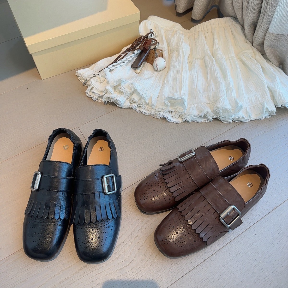 Британский стиль~Красные ретро туфли с кисточками и пряжкой для женщин, новые балетки 2025 года, брошированные лоферы