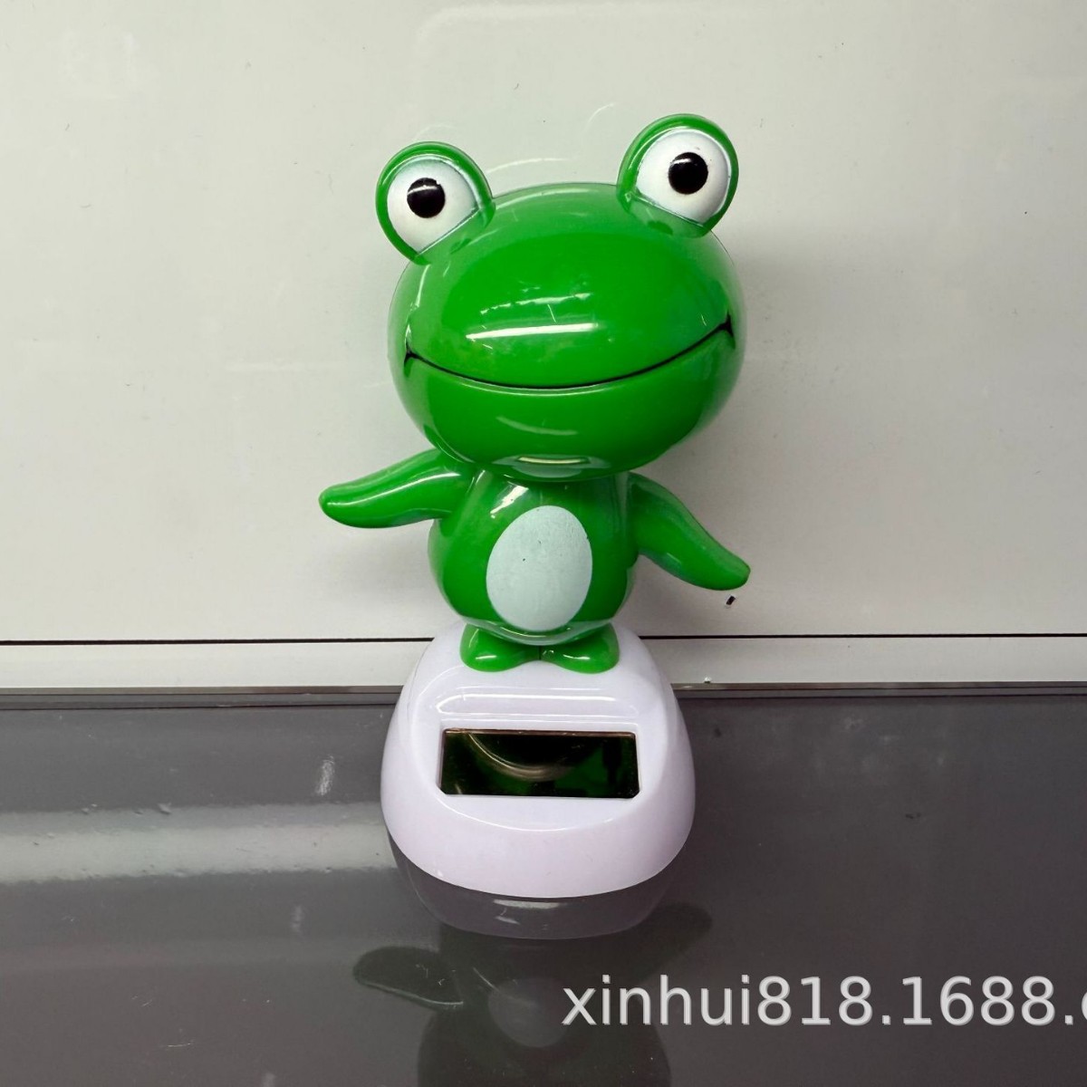 Car Ornaments, Car-Mounted Cross-Border Solar Swing, Internet Celebrity Frog Car Interior Accessories, Decorative Items
