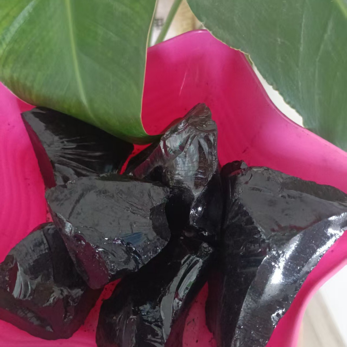 Асфальт средней температуры используется для гидроизоляционных материалов, асфальтовой краски, огнеупорных материалов, магнезитовых угольных кирпичей, глиняного раствора доменной печи