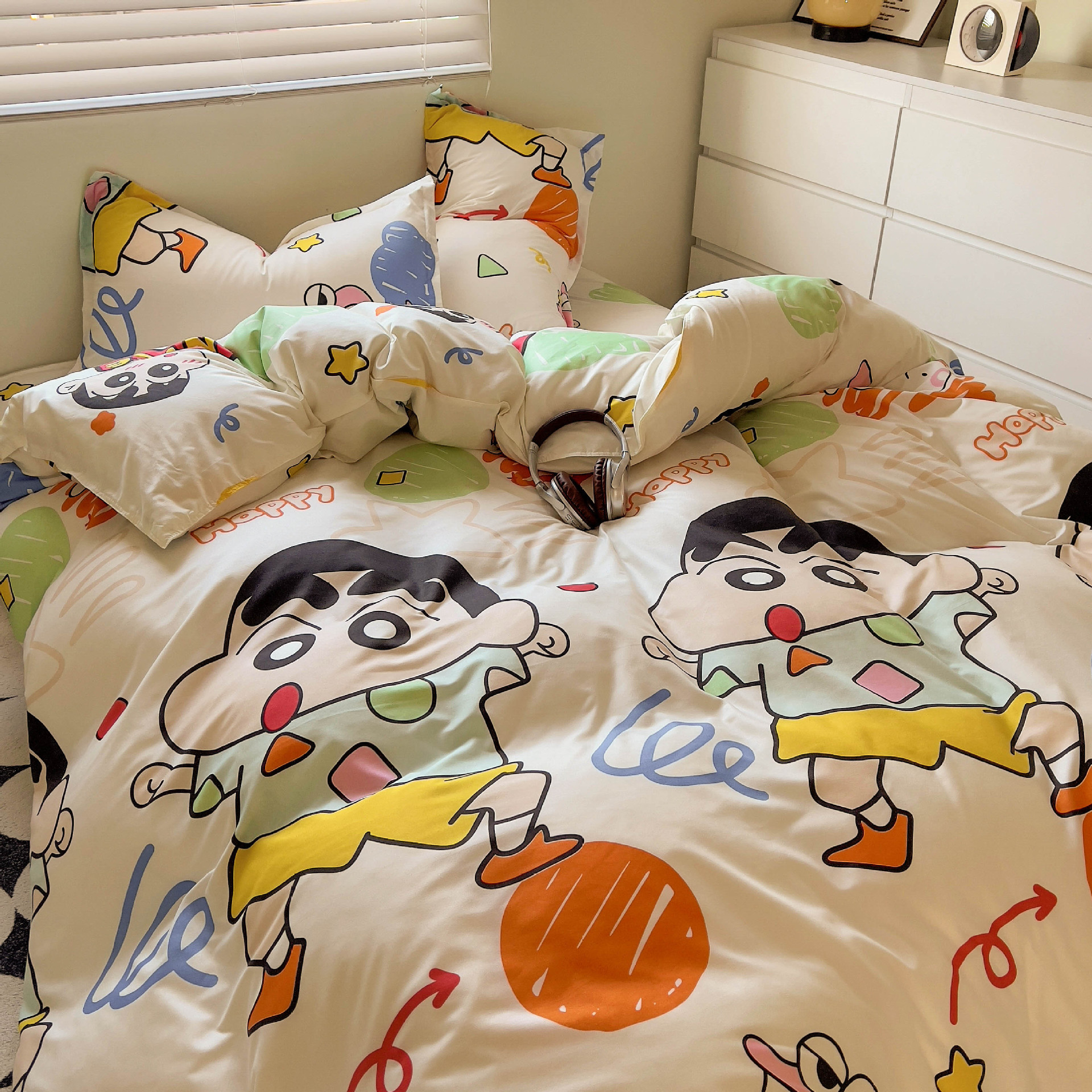 Комплект постельного белья из четырех предметов с мультфильмом Крэон Шин-Чан, простынь, чехол для одеяла, трехпредметный комплект, для общежитий, подходит для всех сезонов
