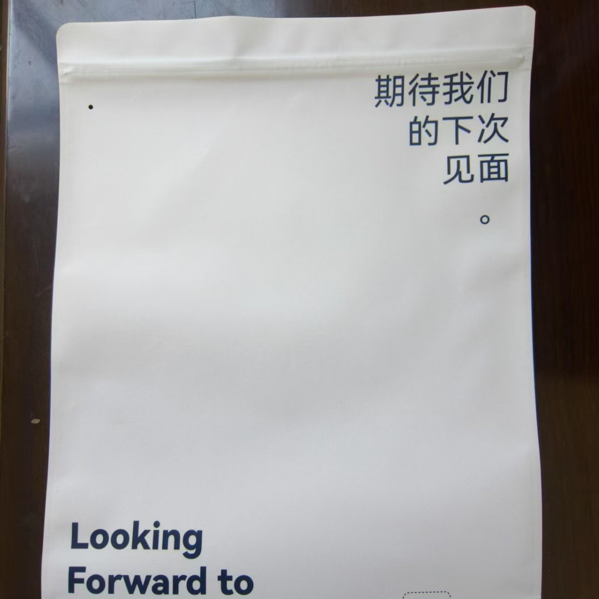 Фабрика Джимо имеет готовые запасы весенней и осенней одежды, маленькие размеры высококачественных одежных пакетов, белая крафт-бумага, настраиваемая