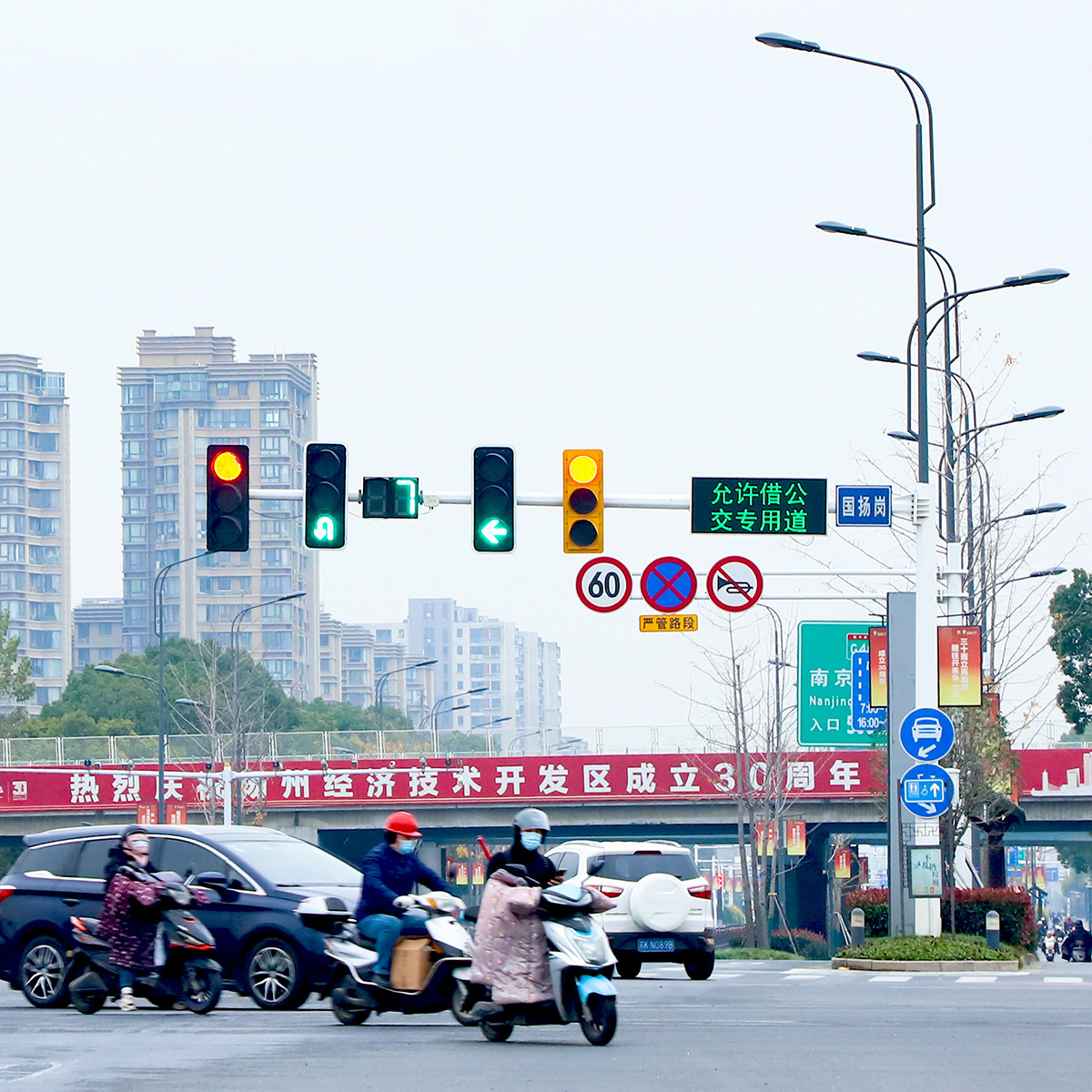 Traffic signal light pole L-shaped octagonal road monitoring pole traffic red and green light pole warning sign pole manufacturer supply