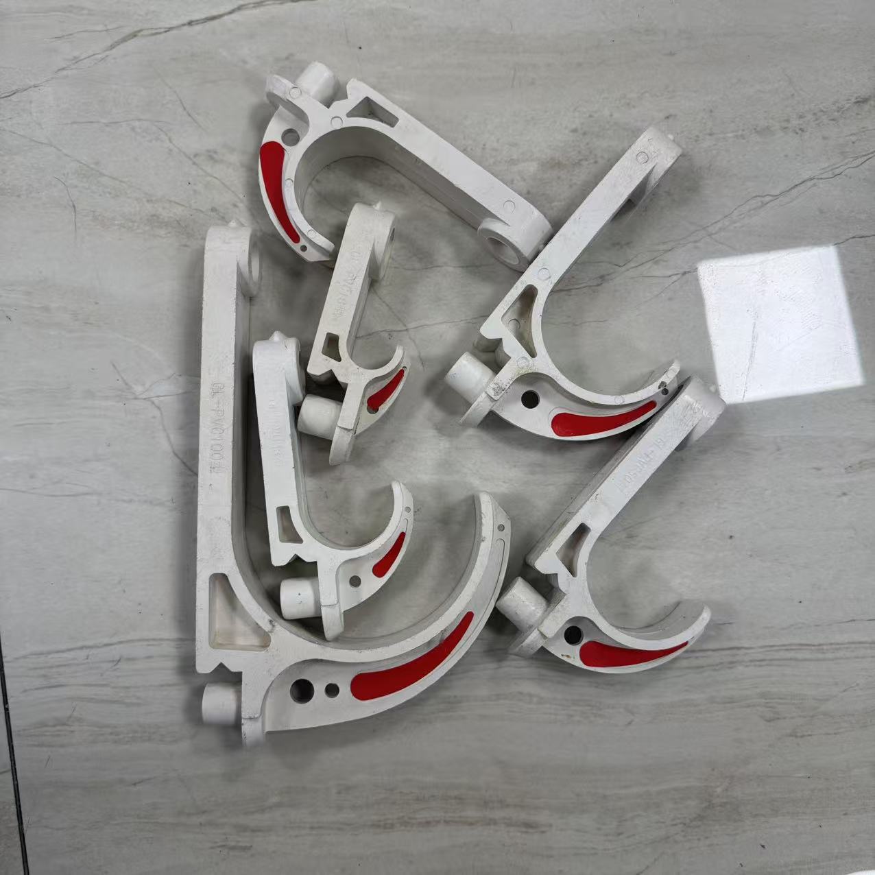 Крюк для кабеля GL-PVC68 огнестойкий изолированный пластиковый крюк