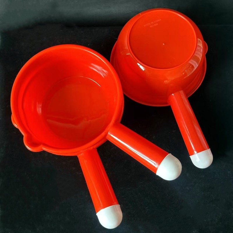 [Medium and large red water spoon with mouth] Thickened plastic water spoon household kitchen water spoon Yiwu stall