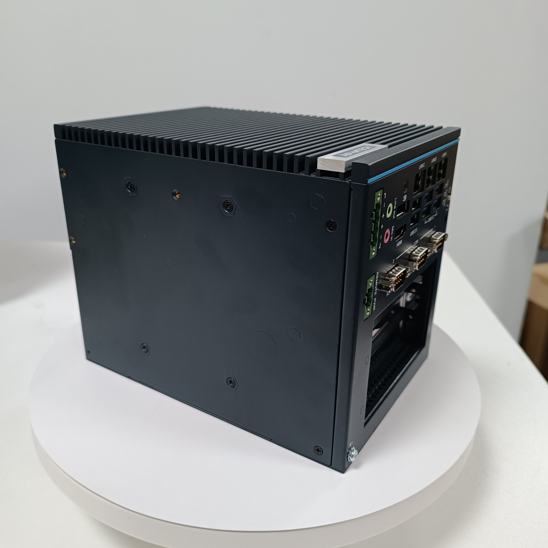 Advantech UNO-348 compact embedded edge controller H420 supports 10th generation processors with 3PCIE