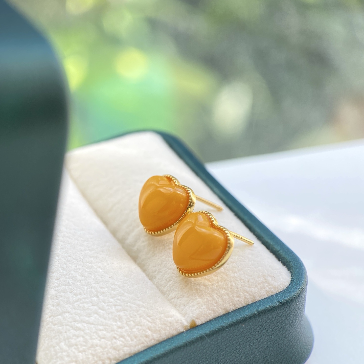 Natural Chicken Oil Yellow Beeswax Heart Earrings S925 Sterling Silver Inlaid Beeswax Heart-Shaped Earrings Can Be Issued with a Certificate of Appraisal