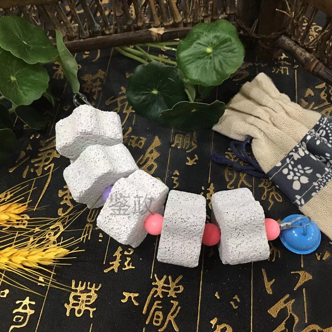 Wholesale Cuttlefish Bone Skewers New Arrival Cuttlefish Bone Black Phoenix Tiger Skin Peony Parrot Bird Food Grinding Teeth and Biting Sea Jellyfish