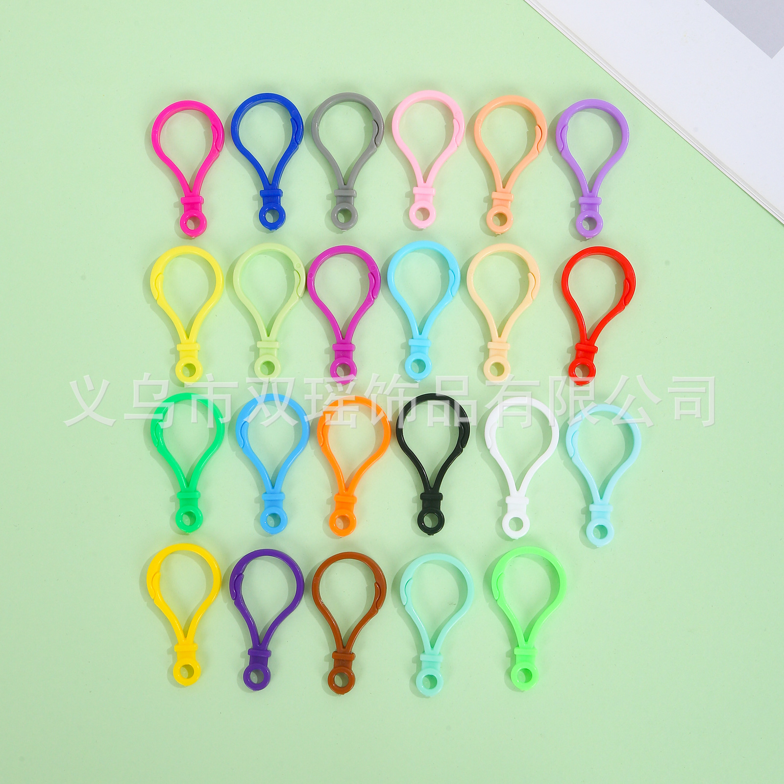 Ключевой брелок в виде фонарика 4.7 см с карабином, пластиковый карабин, пластиковый брелок, карабин, цвет конфет